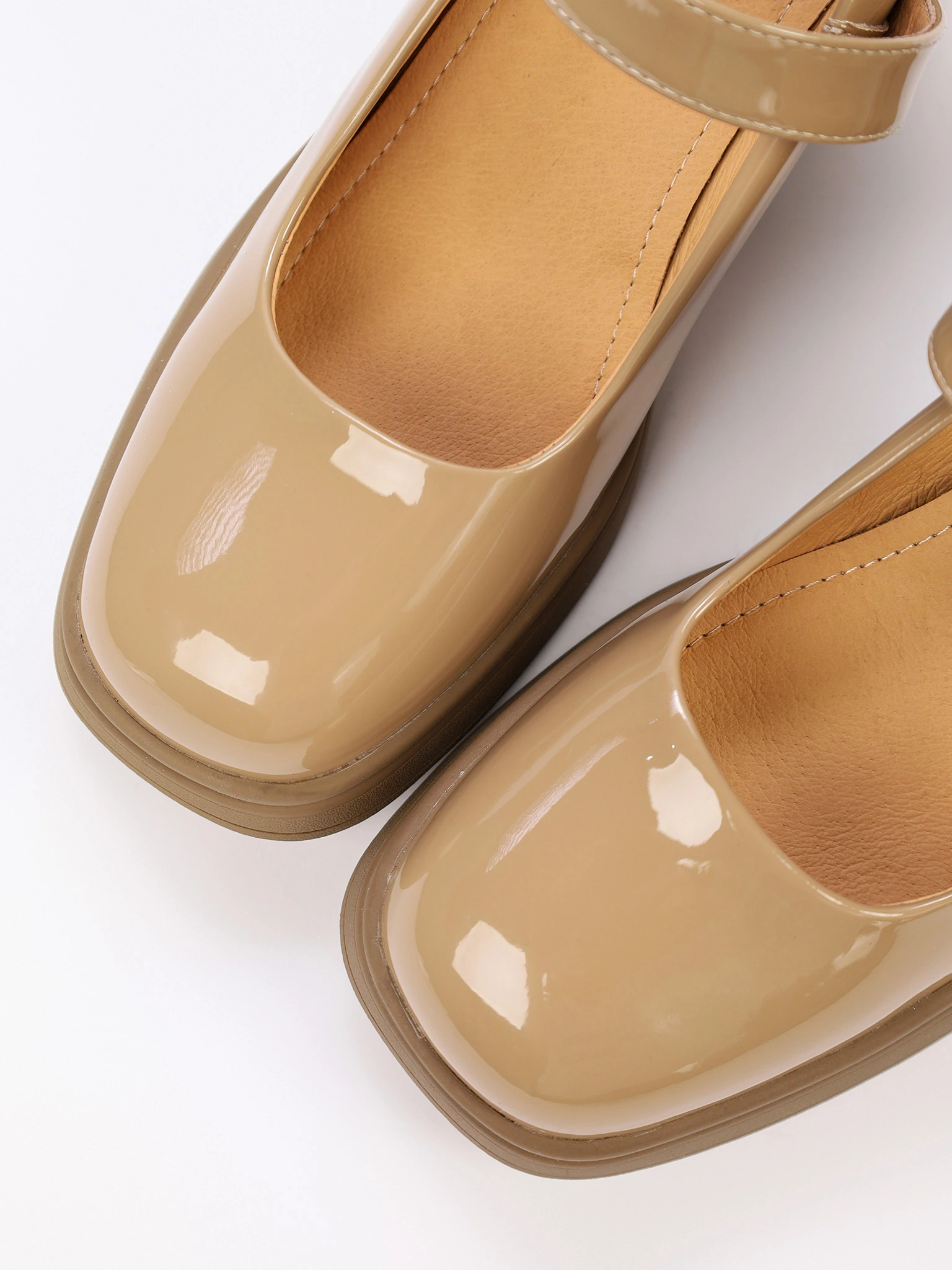 Туфли мэри-джэйн лакированные бежевого цвета на высоком каблуке